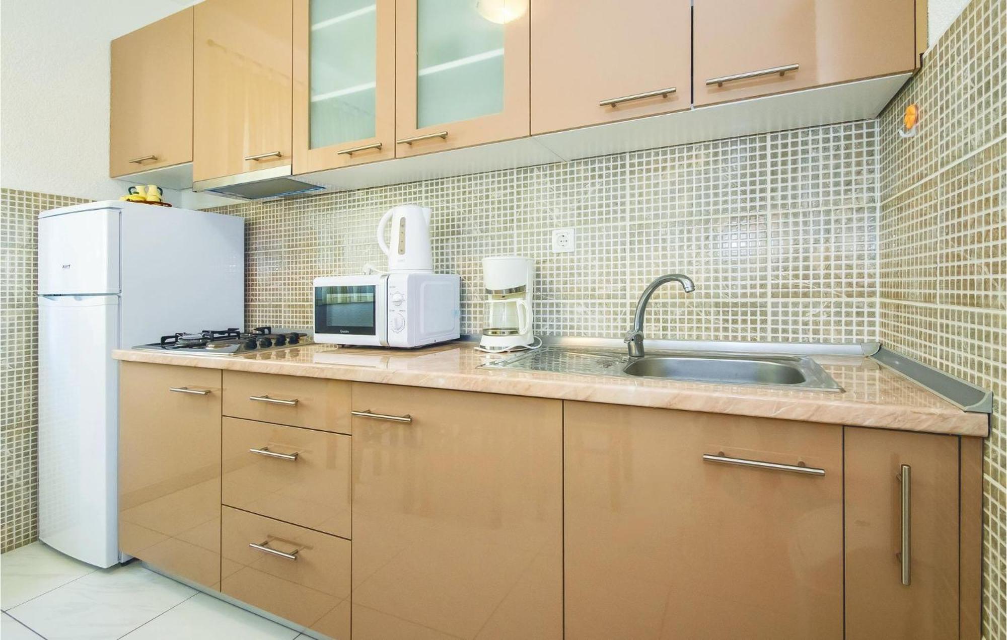 Gorgeous Apartment In Mali Rat With Kitchen Sumpetar Esterno foto