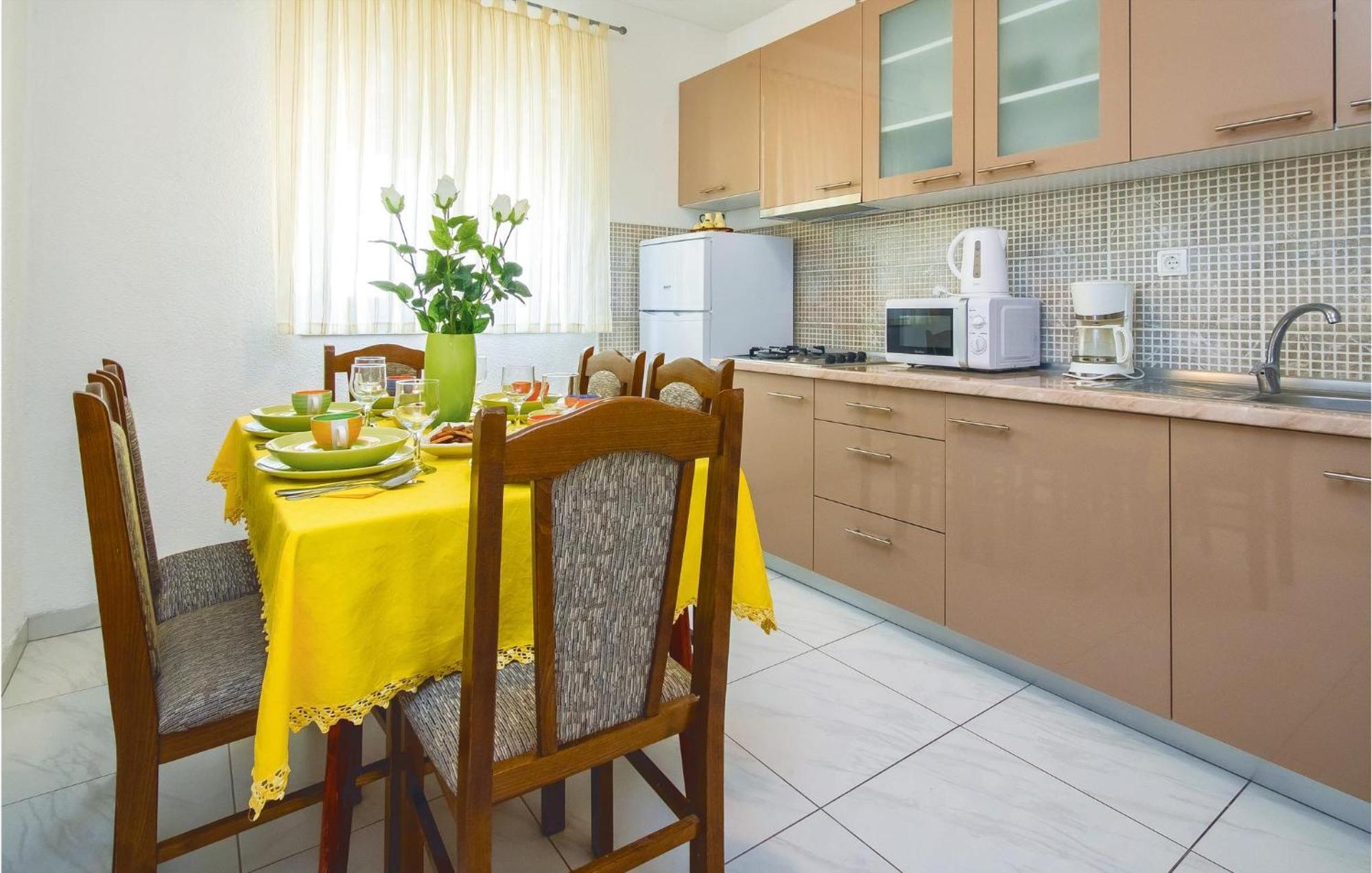 Gorgeous Apartment In Mali Rat With Kitchen Sumpetar Esterno foto