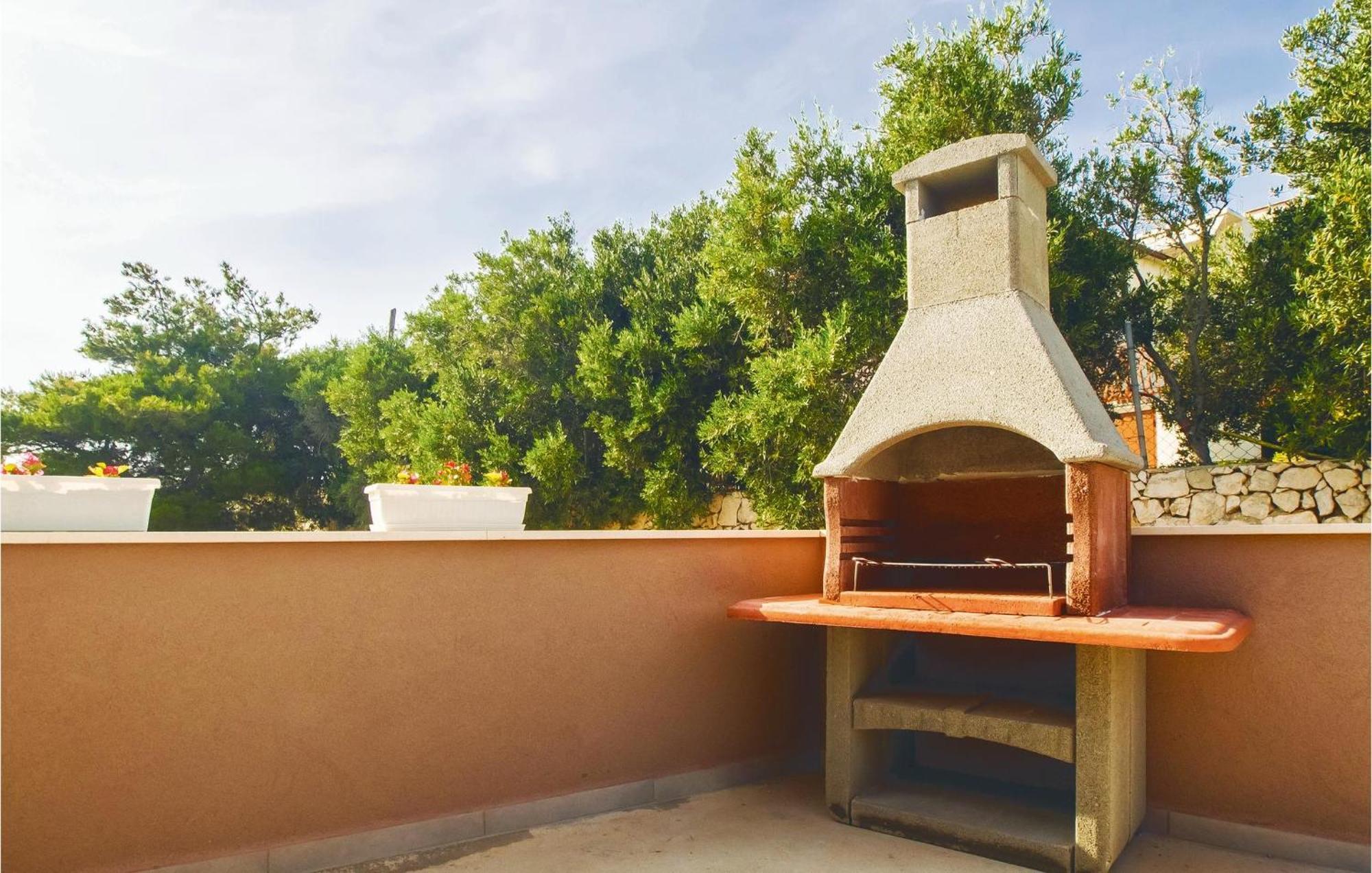 Gorgeous Apartment In Mali Rat With Kitchen Sumpetar Esterno foto