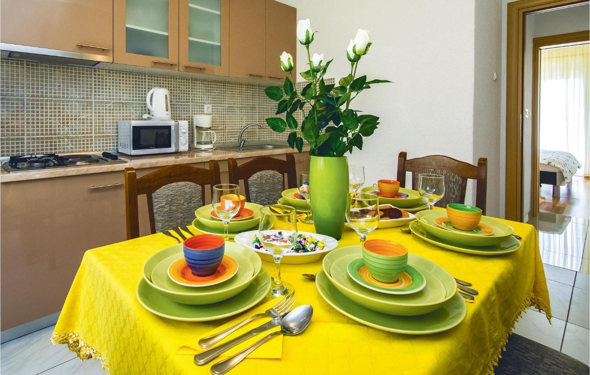 Gorgeous Apartment In Mali Rat With Kitchen Sumpetar Esterno foto